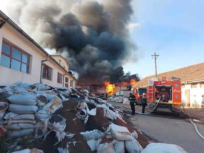 UPDATE - Incendiu la un depozit de deşeuri din plastic în Zona Industrială a municipiului Buzău / A fost emis mesaj RO-Alert din cauza fumului dens / Capacitatea de intervenţie a fost crescută / Focul s-a extins  - FOTO
