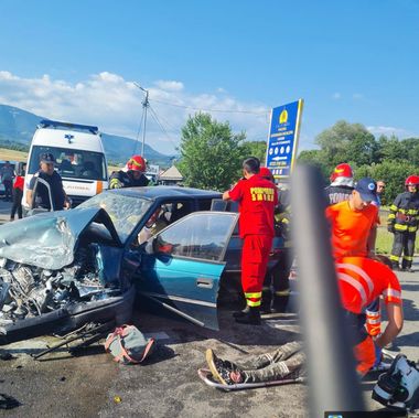UPDATE - Accident cu cinci victime, în judeţul Gorj / Două femei au murit / Trei maşini au fost implicate