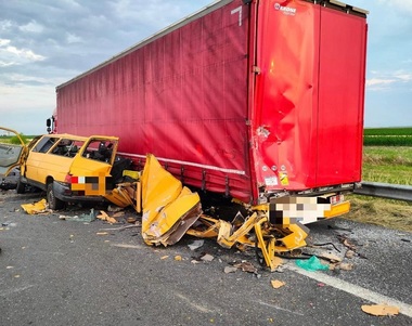 Arad: Accident pe autostrada A1/ Un microbuz a intrat într-un TIR staţionat pe banda de urgenţă/ Un bărbat a fost rănit - FOTO
