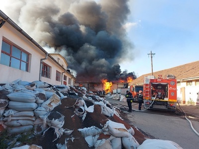 Incendiu puternic în Buzău - Cinci clădiri au fost afectate, trei fiind complet distruse