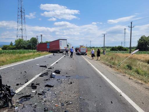 Timiş: Şofer decedat într-un accident rutier în care au fost implicate un autoturism şi un TIR/ A fost alertat elicopterul SMURD
