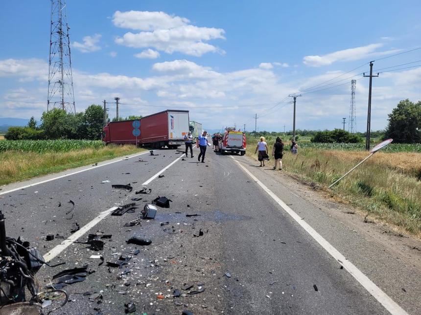 Timiş: Şofer decedat într-un accident rutier în care au fost implicate un autoturism şi un TIR/ A fost alertat elicopterul SMURD
