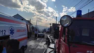 Harghita: Incendiu puternic care a cuprins şase anexe gospodăreşti şi dependinţe, în Joseni / Un bărbat a suferit atac de panică / Focul, înteţit de vânt, echipajele fiind suplimentate 