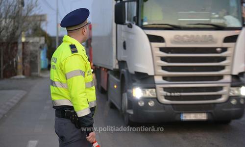 Maramureş: Ameninţări cu moartea la adresa poliţiştilor de frontieră care au oprit un transport ilegal de lemne / Un bărbat a intrat intenţionat cu maşina de teren în camionul cu lemne 