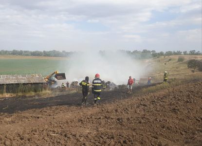 Arad: Un puternic incendiu a distrus peste 14 hectare de grâu şi 6 hectare de rapiţă / Focul a pornit de la o ţigară aruncată la întâmplare 