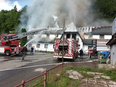 UPDATE - Neamţ - Incendiu la fostul motel Bicaz. Focul se manifestă la acoperiş pe o suprafaţă de 250 de metri pătraţi - FOTO
