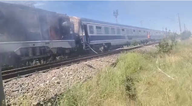 UPDATE - Incendiu la locomotiva trenului IR 349 Bucureşti Nord-Arad, fiind afectat parţial şi un vagon / CFR Călători: Siguranţa şi securitatea celor 250 de pasageri şi a personalului propriu nu au fost puse în pericol - VIDEO