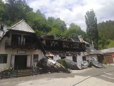 Incendiul de la fostul motel din oraşul Bicaz, stins după cinci ore/ Acoperişul şi mansarda clădirii, distruse/ Pompierii au realimentat autospecialele de la hidranţi aflaţi la doi kilometri/ Focul a fost provocat de un conductor electric defect