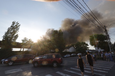 Buzău - Incendiul izbucnit la două hale din municipiul Buzău, lichidat după trei zile - FOTO