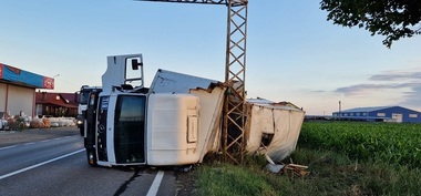 UPDATE Neamţ: O autoutilitară care transporta 60 de stupi cu albine s-a răsturnat în zona Hanul Ancuţei / O persoană de 68 de ani a fost dusă la spital în urma înţepăturilor de albine/ A fost emis mesaj RO-Alert - FOTO
