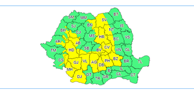 ANM - Averse, descărcări electrice, intensificări ale vântului şi izolat vijelii în mai multe zone ale ţării duminică, până la ora 22