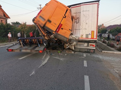 Dolj: Doi bărbaţi au murit şi alte patru persoane, între care un copil de patru ani, au fost rănite după ce o autoutilitară în care se aflau cetăţeni bulgari s-a izbit de un camion oprit, pe DN 56