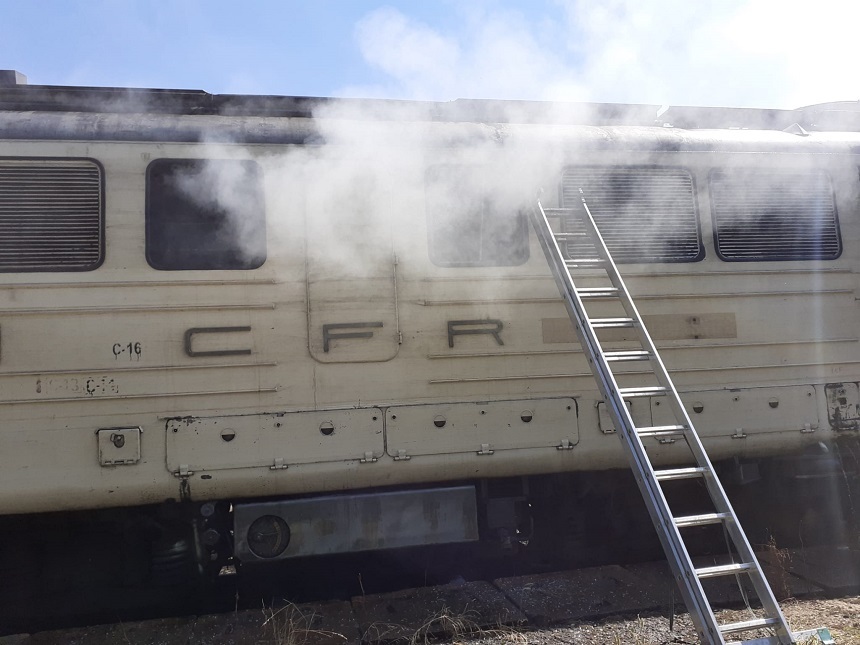 Vâlcea: Zeci de pasageri ai unui tren, evacuaţi din cauza unui incendiu izbucnit la locomotivă - FOTO
