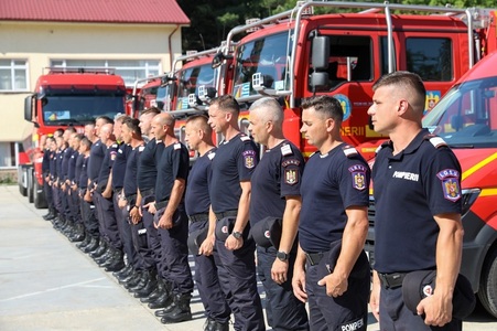 Pompieri şi mijloace tehnice din cadrul ISGU au plecat, joi, spre Grecia, unde participă la un program pilot de pre-poziţionare, în vederea stingerii incendiilor de pădure, organizat la nivel european - FOTO

