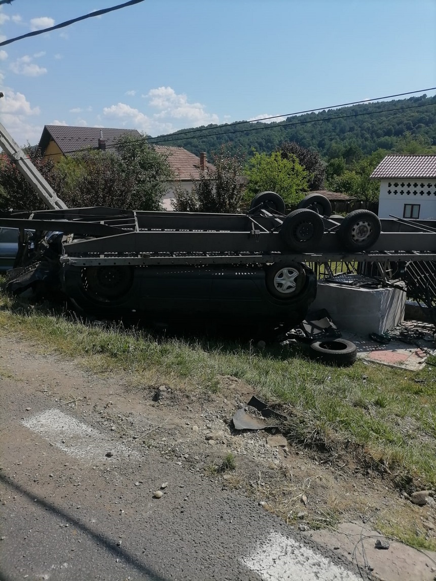 Argeş: Un mort şi trei răniţi, după ce un autoturism a intrat în coliziune cu o remorcă încărcată cu maşini - FOTO

