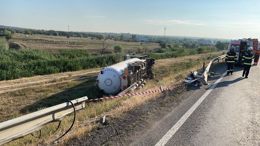 Galaţi - Un TIR cu cisternă încărcată cu GPL a fost implicat într-un accident rutier - FOTO