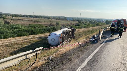 Galaţi - Un TIR cu cisternă încărcată cu GPL a fost implicat într-un accident rutier - FOTO