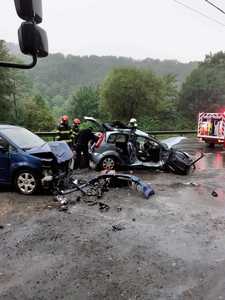 UPDATE - Cluj: O tânără a murit şi alte trei persoane au fost transportate la spital după ce două autoturisme s-au ciocnit frontal, la Ciucea/ Traficul se desfăşoară pe un singur sens - FOTO