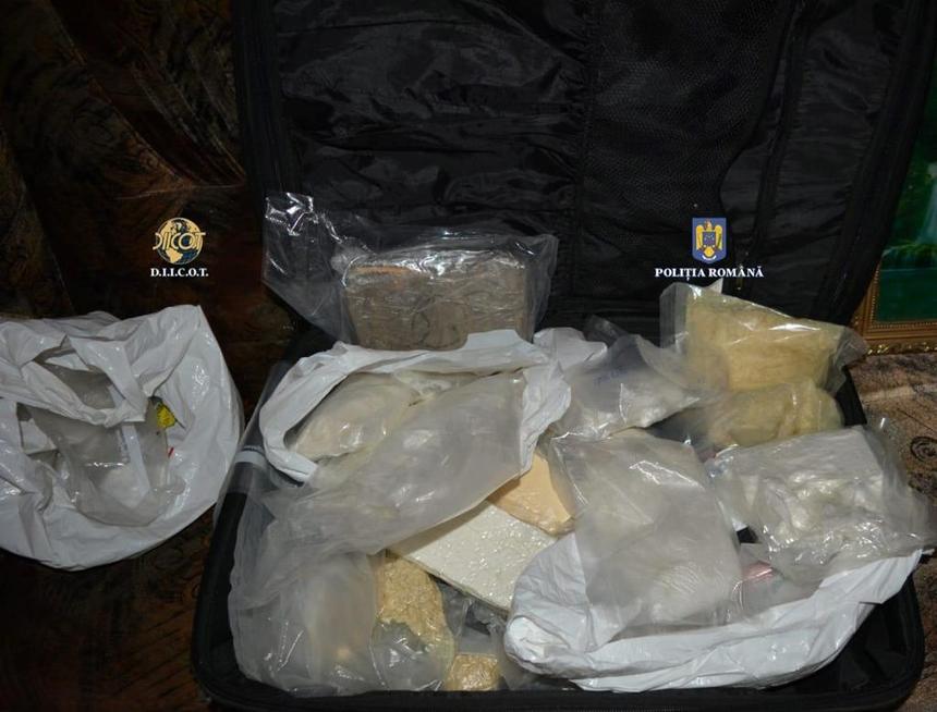 Oradea: Doi bărbaţi, reţinuţi după ce au fost prinşi în flagrant încercând să vândă cocaină. Peste 32 de kilograme de droguri de risc, de mare risc şi substanţe psihoactive au fost găsite la locuinţele lor, în urma unor descinderi