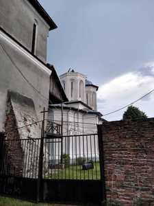 Vâlcea: Acoperişul unei turle de la biserica Mănăstirii Şerbăneşti, prăbuşit din cauza furtunii
