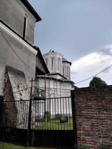 Vâlcea: Acoperişul unei turle de la biserica Mănăstirii Şerbăneşti, prăbuşit din cauza furtunii