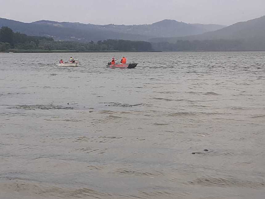 Vâlcea: Velier cu două persoane la bord, răsturnat în apele Barajului Nord/ Ambarcaţiunea a fost redresată şi tractată la mal - FOTO, VIDEO