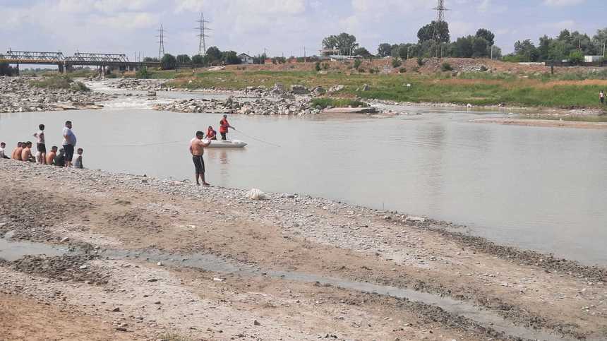 Neamţ: Trupul tânărului care a sărit în apele râului Moldova după sora sa, găsit