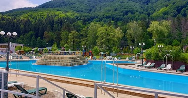Un bărbat a murit la Ştrandul Municipal din Piatra Neamţ, fiind observat pe fundul bazinului de către salvamari/ Poliţiştii încearcă să stabilească identitatea acestuia şi împrejurările decesului