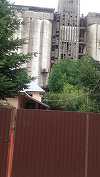 Dâmboviţa: Şase persoane, evacuate din casa lor din cauză că faţada metalică şi cu geamuri a unui siloz riscă să se prăbuşească peste ea. Pompierii au stabilizat, provizoriu, faţada