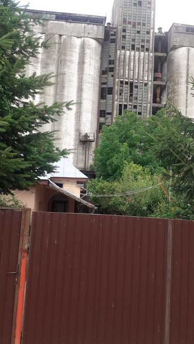 Dâmboviţa: Şase persoane, evacuate din casa lor din cauză că faţada metalică şi cu geamuri a unui siloz riscă să se prăbuşească peste ea. Pompierii au stabilizat, provizoriu, faţada