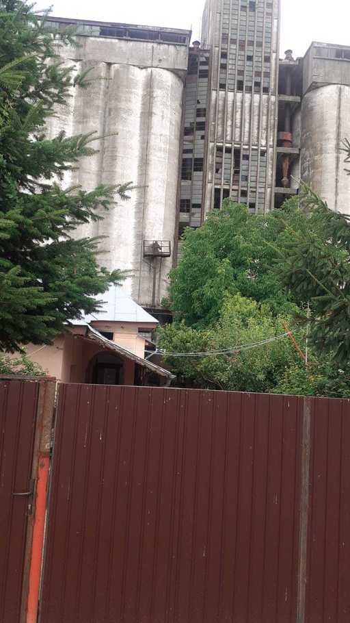 Dâmboviţa: Şase persoane, evacuate din casa lor din cauză că faţada metalică şi cu geamuri a unui siloz riscă să se prăbuşească peste ea. Pompierii au stabilizat, provizoriu, faţada