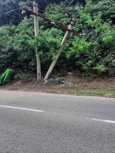 Vâlcea: Şapte persoane aflate la locul unui accident soldat cu pagube materiale, rănite după ce un tren a acroşat firele de electricitate de pe un stâlp - FOTO, VIDEO