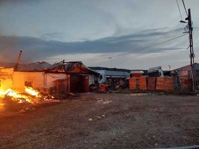 Bihor: Incendiu violent la o hală unde era depozitată o cantitate mare de material lemnos - VIDEO