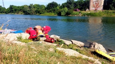 Bacău: Doi tineri cu vârste de15, respectiv 22 de ani, înecaţi după ce maşina în care se aflau a căzut într-un canal  - VIDEO
