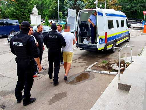 Botoşani: 12 tineri, cu vârste cuprinse între 17 şi 35 de ani, cercetaţi de poliţişti după ce au provocat un scandal. Poliţiştii au tras focuri de armă pentru a aplana conflictul