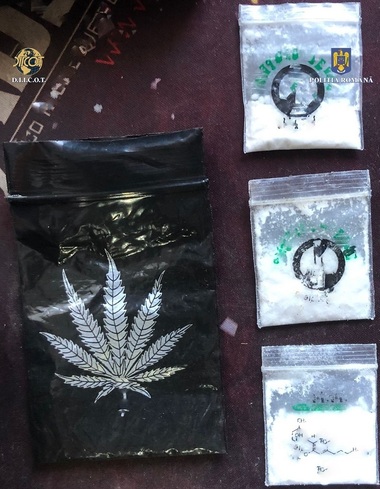 Bacău: Percheziţii la persoane suspectate de trafic de droguri, fiind găsite diverse cantităţi de cannabis, haşiş, amfetamină, cocaină, ketamină, L.S.D. precum şi ciuperci halucinogene. Un bărbat în vârstă de 25 de ani a fost arestat preventiv - FOTO
