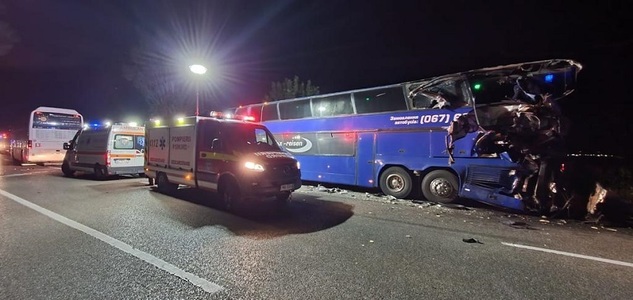 Bacău: Un autocar în care se aflau 76 de pasageri, inclusiv copii, s-a ciocnit cu un TIR. Două persoane au fost rănite - FOTO

