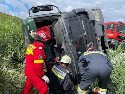 Cisternă care transporta apă, răsturnată pe un drum din Bistriţa-Năsăud. Şoferul a murit, strivit în cabină - FOTO
