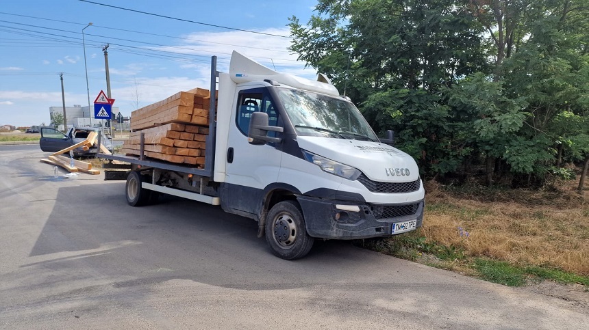 Timiş: Un băieţel de 3 ani rănit după ce bucăţi de cherestea s-au desprins dintr-un camion şi au pătruns în maşina în care se afla - FOTO
