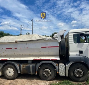 Giurgiu: Bărbat amendat cu 15.000 de lei pentru că a aruncat deşeuri din construcţii lângă o cale ferată. Basculanta cu care a transportat gunoi a fost confiscată - FOTO
