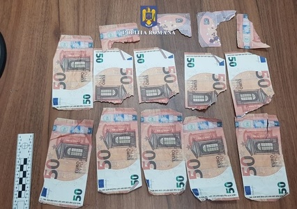 UPDATE - Botoşani - Trei persoane au fost arestate după ce au pus în circulaţie bancnote de 50 şi de 100 de euro false/ Sume mari, în euro şi dolari, ridicate de la o firmă din Suceava