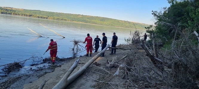 Dolj: Băiat de 10 ani, dat dispărut după ce nu a mai revenit acasă de la joacă / Bicicleta şi hainele sale, găsite pe malul Dunării/ El este căutat de pompieri şi scafandri - FOTO
