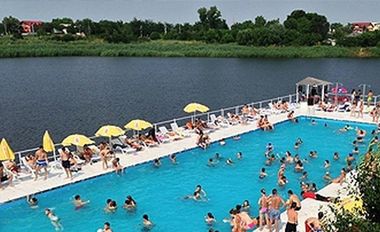 UPDATE - Harghita: Mesaj RO-Alert pentru a anunţa prezenţa unui urs într-un ştrand din Topliţa / A fost vorba despre un pui, care s-a retras până la sosirea jandarmilor / Zece persoane erau în zonă, când a intrat puiul de urs