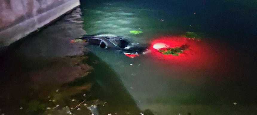 Giurgiu: Autoturism căzut în barajul Mihăileşti, în apropiere Cornetu / Şoferul s-a autoevacuat / Pompierii intervin pentru scoaterea maşinii - VIDEO 