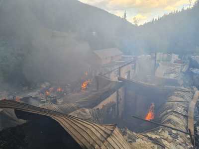 UPDATE - Neamţ: Pompierii intervin pentru stingerea unui incendiu produs la Mănăstirea Tărcuţa / O femeie a avut nevoie de îngrijirile medicilor / Au ars mai multe anexe / Focul nu a ajuns la biserică