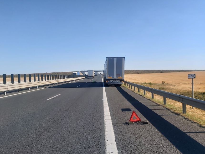 Accident mortal pe autostrada A1 Arad-Timişoara/ Şoferul unui TIR a fost acroşat de o autoutilitară
