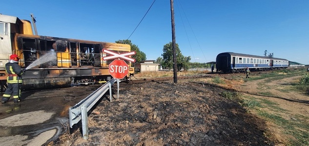 UPDATE - Locomotiva unui tren a luat foc pe ruta Oradea - Valea lui Mihai. Singurul rănit, mecanicul, care după sesizarea focului, a continuat traseul până într-un punct în care putea fi asigurat accesul rapid al pompierilor / Precizările CFR - FOTO