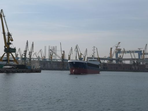 Trei barje sârbeşti încărcate cu câte 1200 de tone de cărbune fiecare sunt blocate de peste două săptămâni pe Dunăre, iar în contextul temperaturilor mari cărbunele se autoaprinde şi arde mocnit