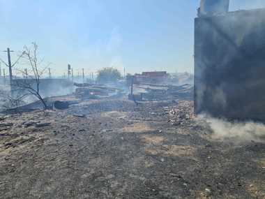 Mehedinţi: Trafic rutier îngreunat în urma unui incendiu de vegetaţie / Intervin pompierii pentru stingerea focului 