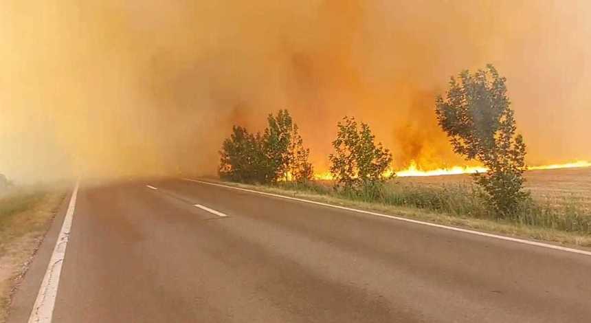 Circulaţia trenurilor, oprită din cauza unui incendiu de vegetaţie pe DN 1, între Ploieşti şi Braşov